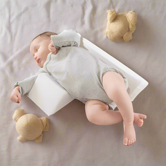 Baby Zijslaap Positiekussen – Driehoekig Antirol Kussen met Verstelbare Breedte – Zacht Memory Foam – Ademend & Wasbaar – Voor Pasgeborenen tot 12 Maanden | Sansoti