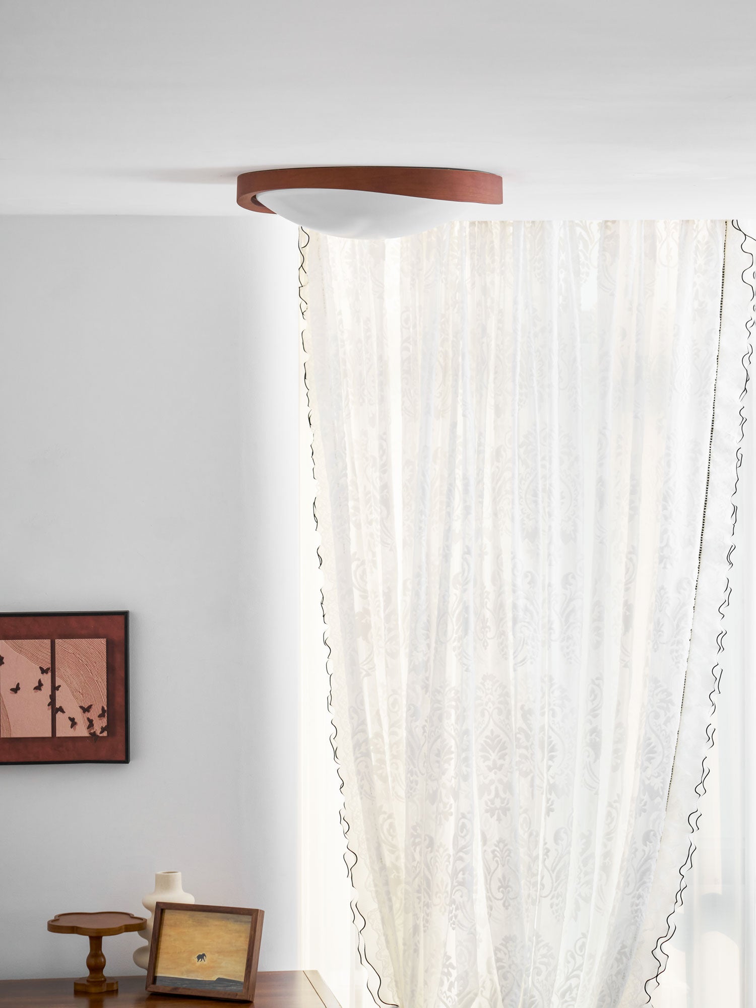 Houten Plafondlamp met Gebogen Rand – Scandinavisch Design met Walnoot Afwerking & Warme Verlichting voor Woonkamer Slaapkamer | Sansoti
