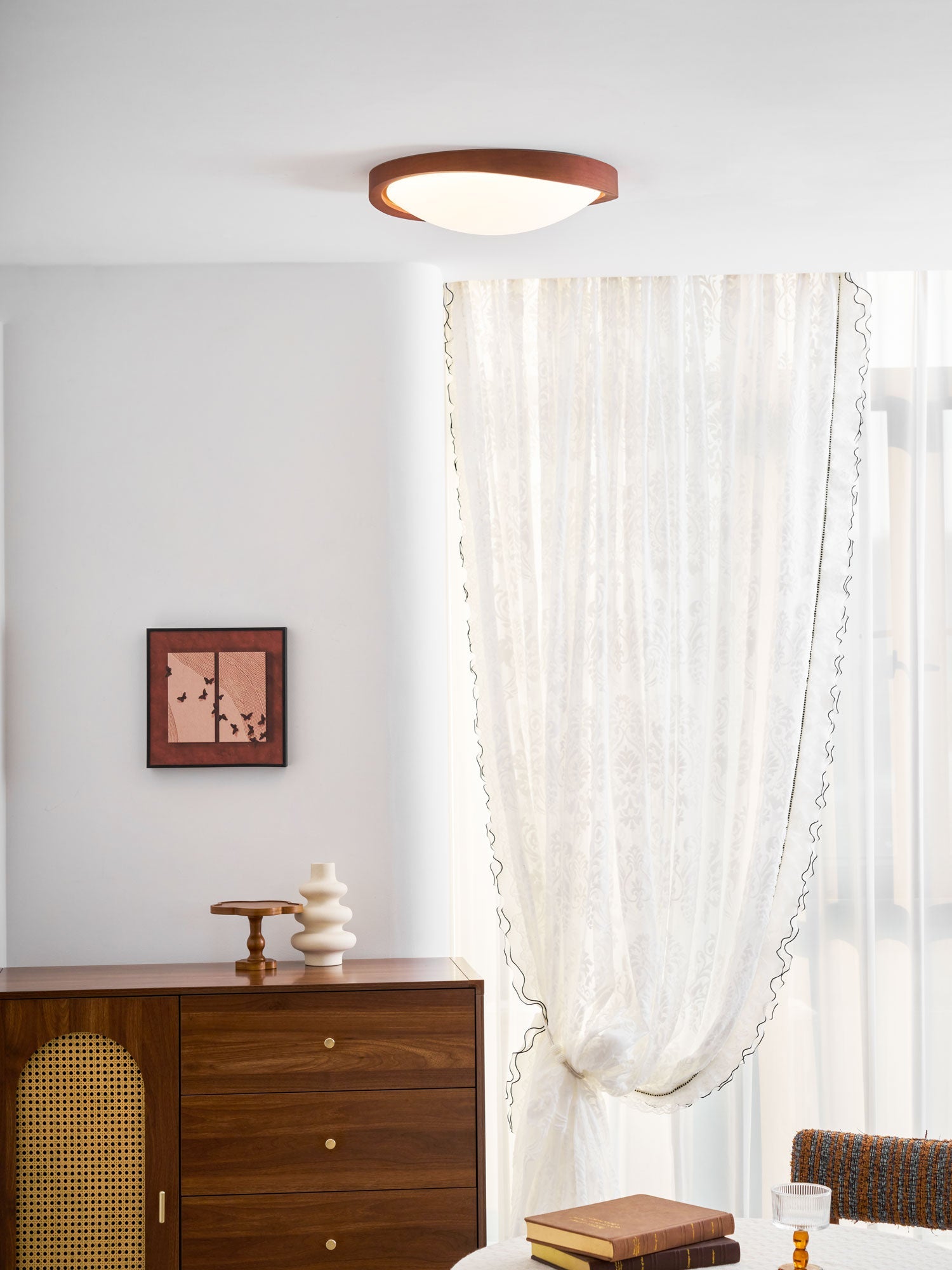 Houten Plafondlamp met Gebogen Rand – Scandinavisch Design met Walnoot Afwerking & Warme Verlichting voor Woonkamer Slaapkamer | Sansoti