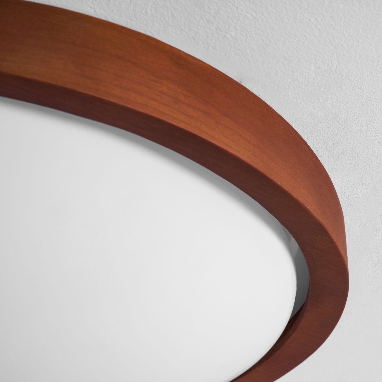 Houten Plafondlamp met Gebogen Rand – Scandinavisch Design met Walnoot Afwerking & Warme Verlichting voor Woonkamer Slaapkamer | Sansoti