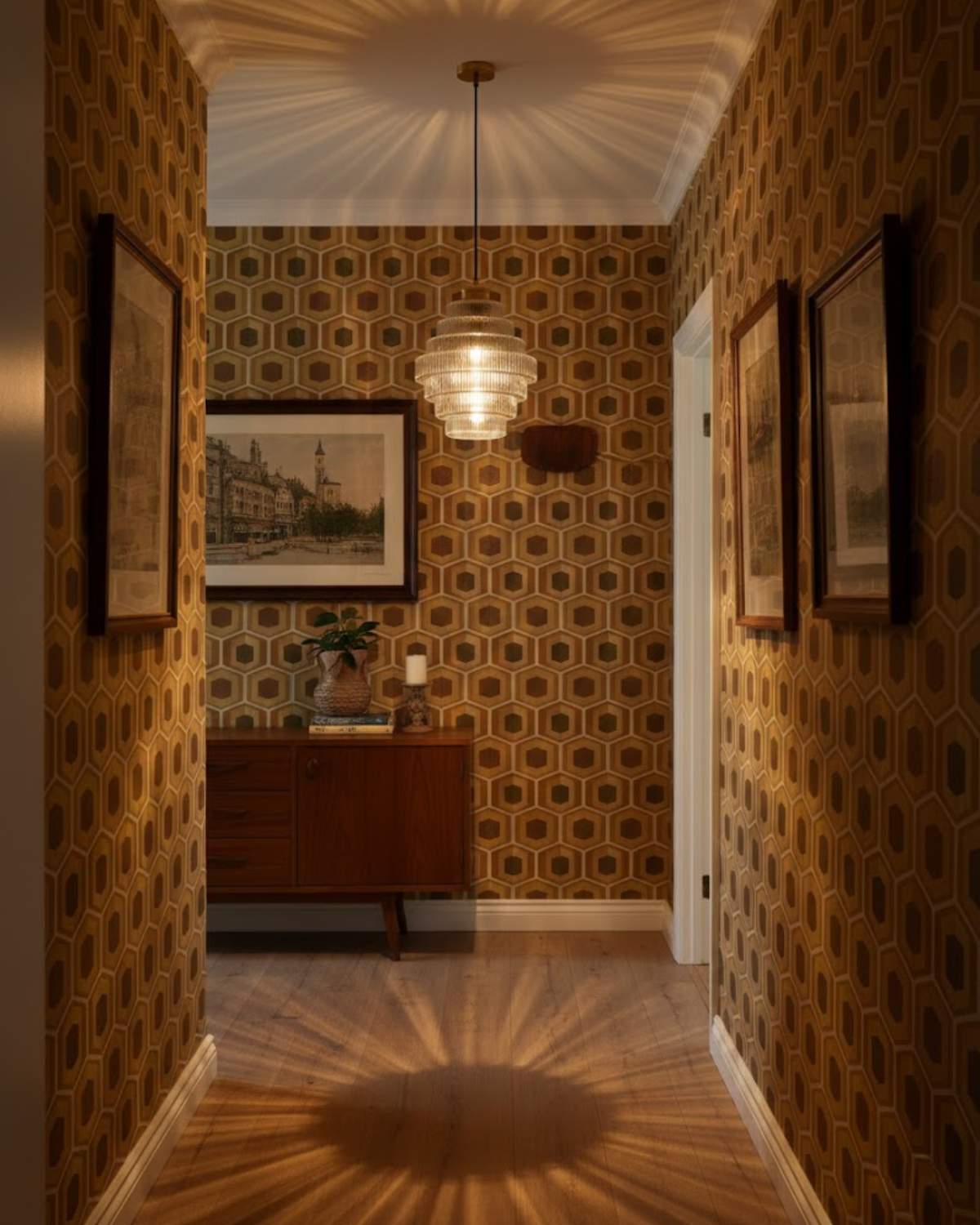 Moderne trapsgewijze glazen hanglamp met gouden detail voor eetkamer en woonkamer – luxe design verlichting | Sansoti