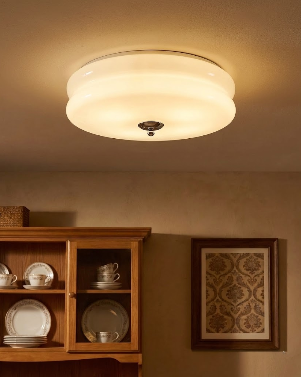 Art Deco Deckenleuchte in Beige mit Chromakzent und warmer Ambientebeleuchtung | Restfield