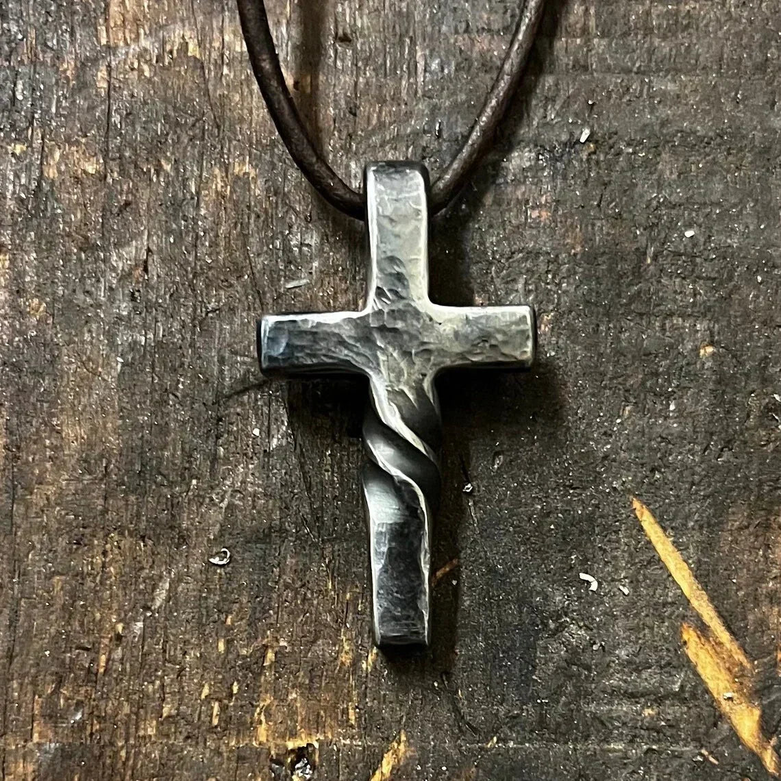 Handgemaakte Kruishanger met Verstelbare Lederen Ketting | Artisanaal Sieraad | Sansoti