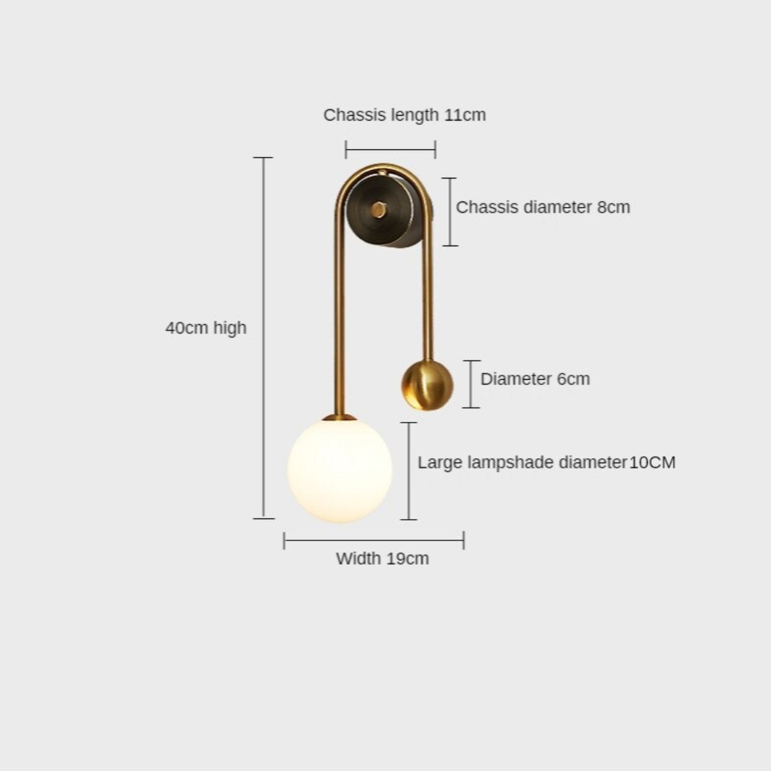 Goudkleurige Wandlamp met Wit Glazen Bol – Modern Scandinavisch Design voor Hal & Gang | Sansoti