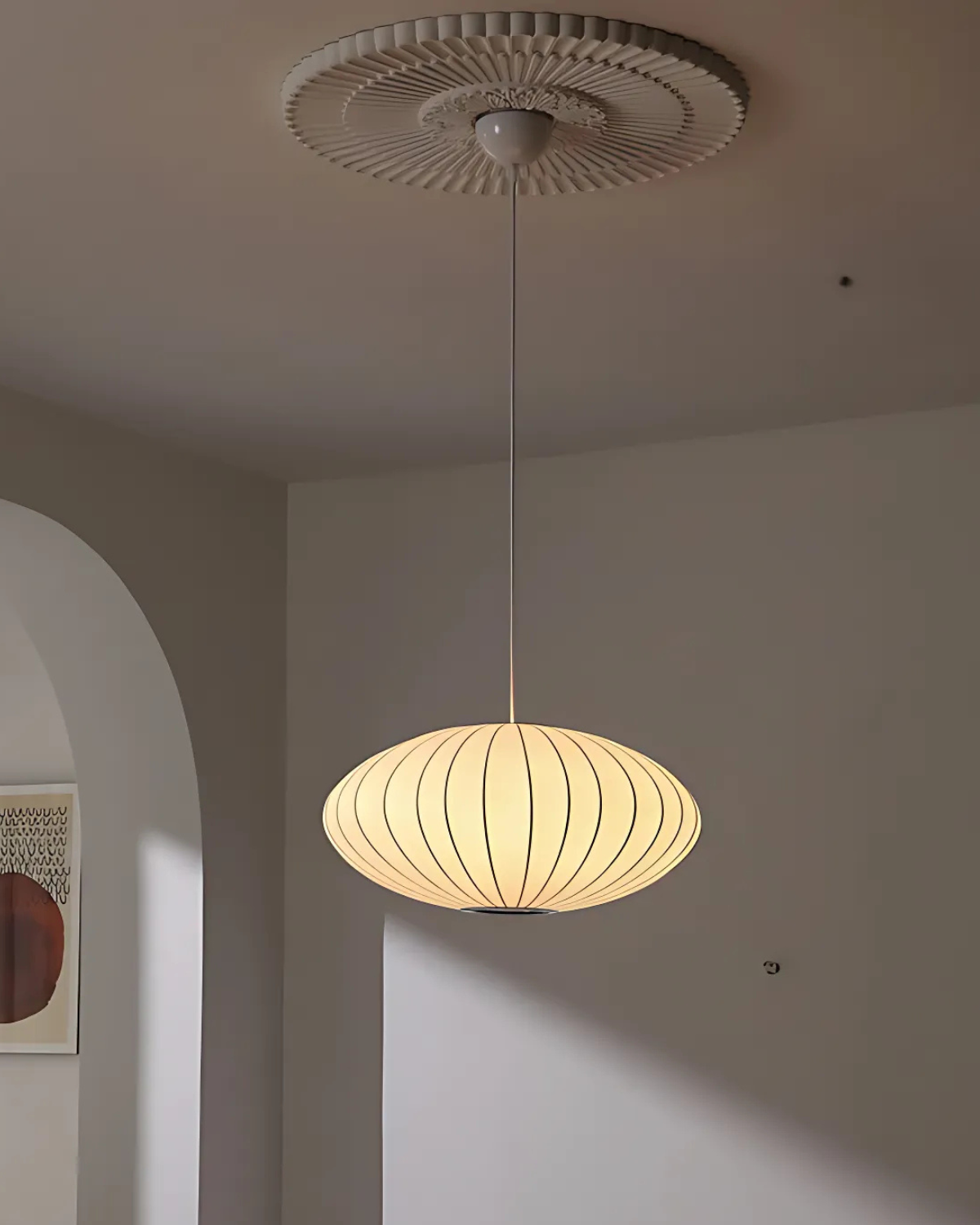 Moderne Ronde Hanglamp Met Geribbelde Kap En Warme Sfeerverlichting | Sansoti
