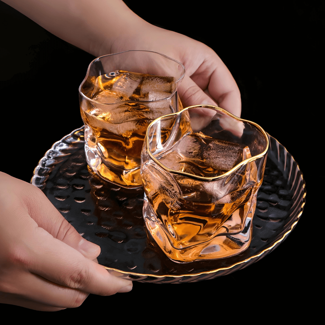 Japanisches Kristall-Whiskyglas mit goldfarbenem Akzent und Reliefstruktur - Premium-Trinkglas für Whisky, Cocktails und Spirituosen zu Hause | Sansoti
