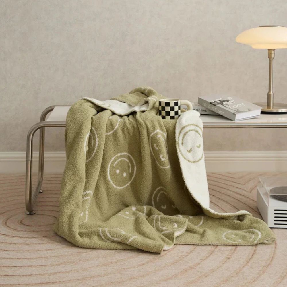 Plaid mit Smiley-Muster, weiche gestrickte Mikrofaserdecke als Überwurf für Bett, Sofa oder Sessel, Wohnzimmereinrichtung und Wärme | Sansoti