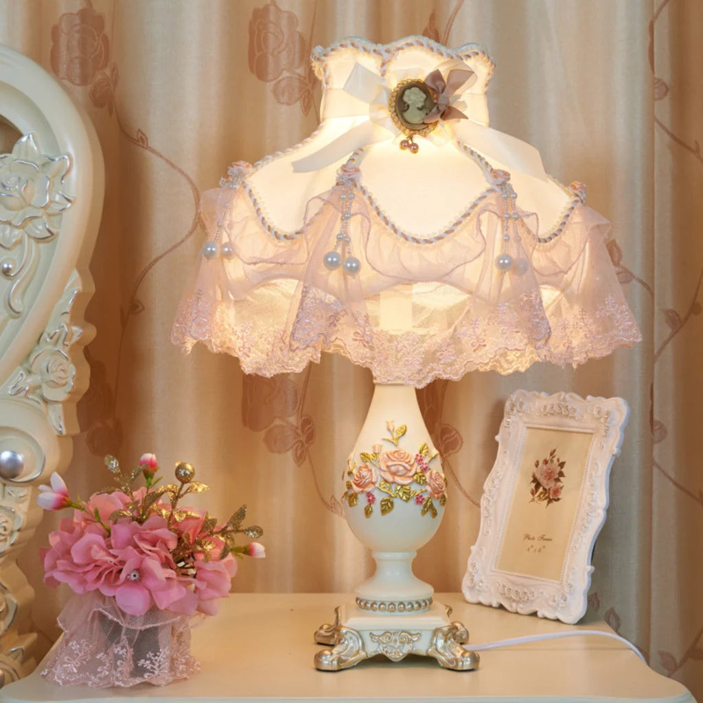 Romantische Tafellamp met Stoffen Kap en Parels – Elegante Decoratieve Nachtlamp met Kant en Rozenmotief – Klassieke Vintage Sfeerlamp voor Slaapkamer en Woonkamer | Sansoti