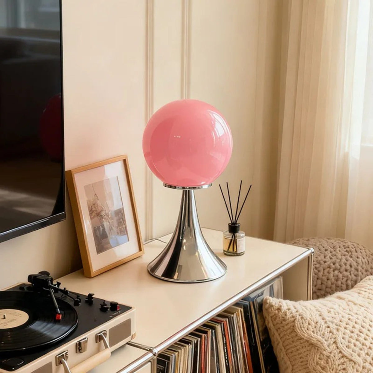 Tischleuchte mit Glaskugel und Metallfuß, Ambientebeleuchtung, Nachttisch, Schlafzimmer, Weiß, Orange, Rosa, Creme, Design | Sansoti