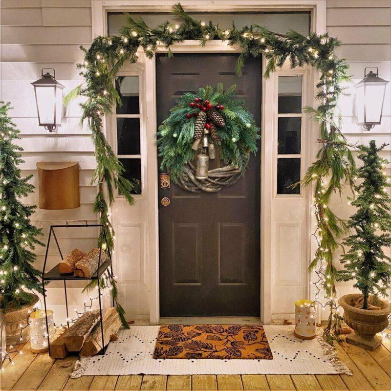 Couronne de Noël rustique avec pommes de pin et clochettes dorées pour décorer la porte et le mur, ambiance festive de Noël | Sansoti