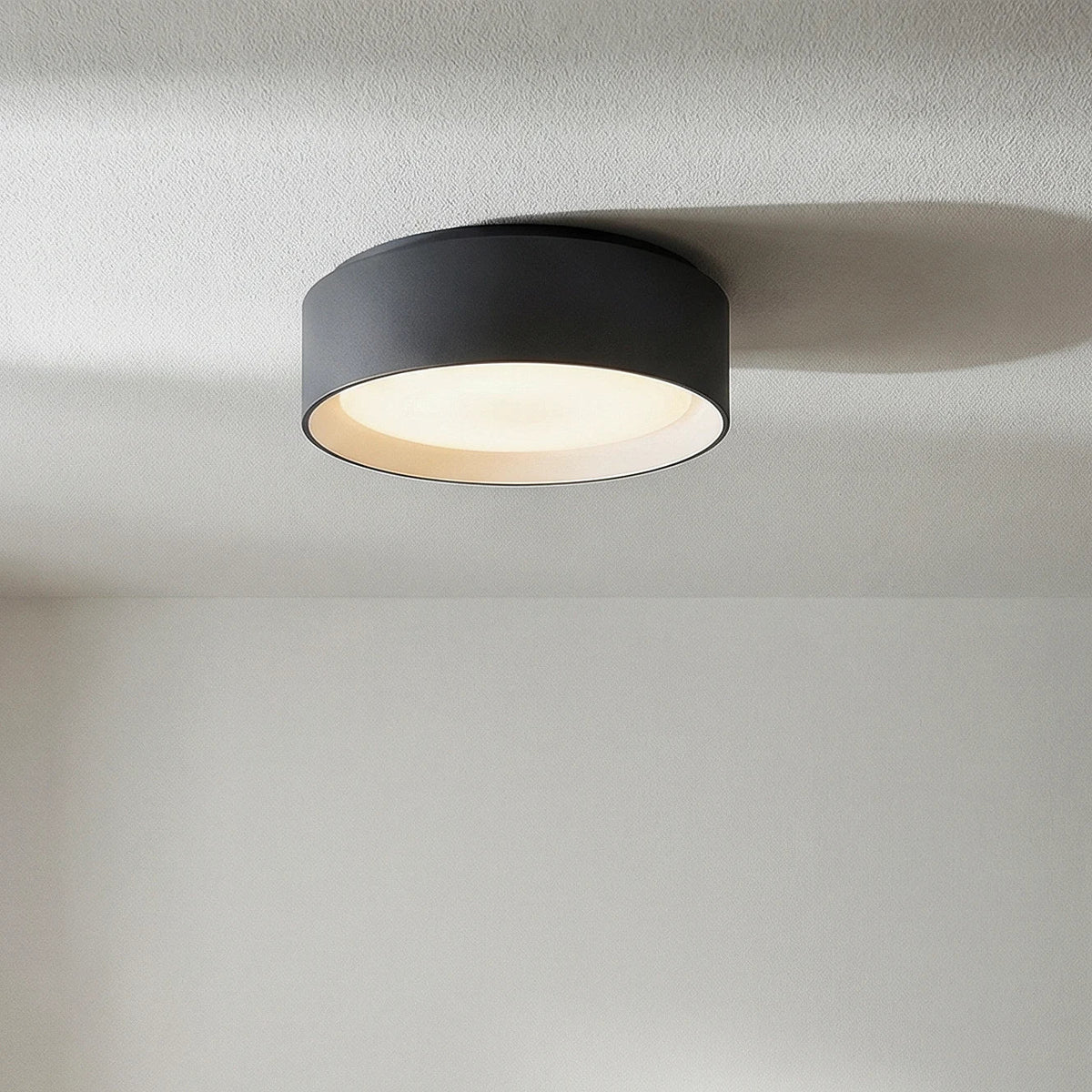 Runde Deckenleuchte mit Eisenrahmen und sanfter LED-Beleuchtung für Wohnzimmer und Schlafzimmer im modernen Stil | Sansoti