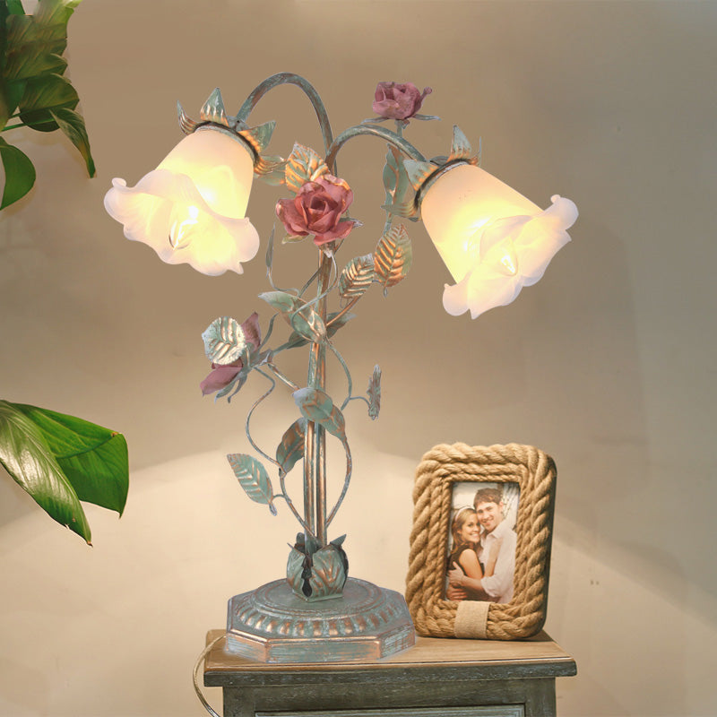 Pastorale Metalen Nachtkastlamp met Bloem Decoratie - Groen - Vintage Tafellamp - 1 of 2 Lichtpunten | Sansoti