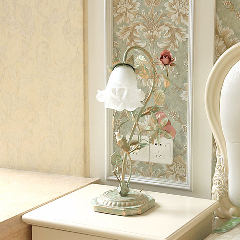 Pastorale Metalen Nachtkastlamp met Bloem Decoratie - Groen - Vintage Tafellamp - 1 of 2 Lichtpunten | Sansoti