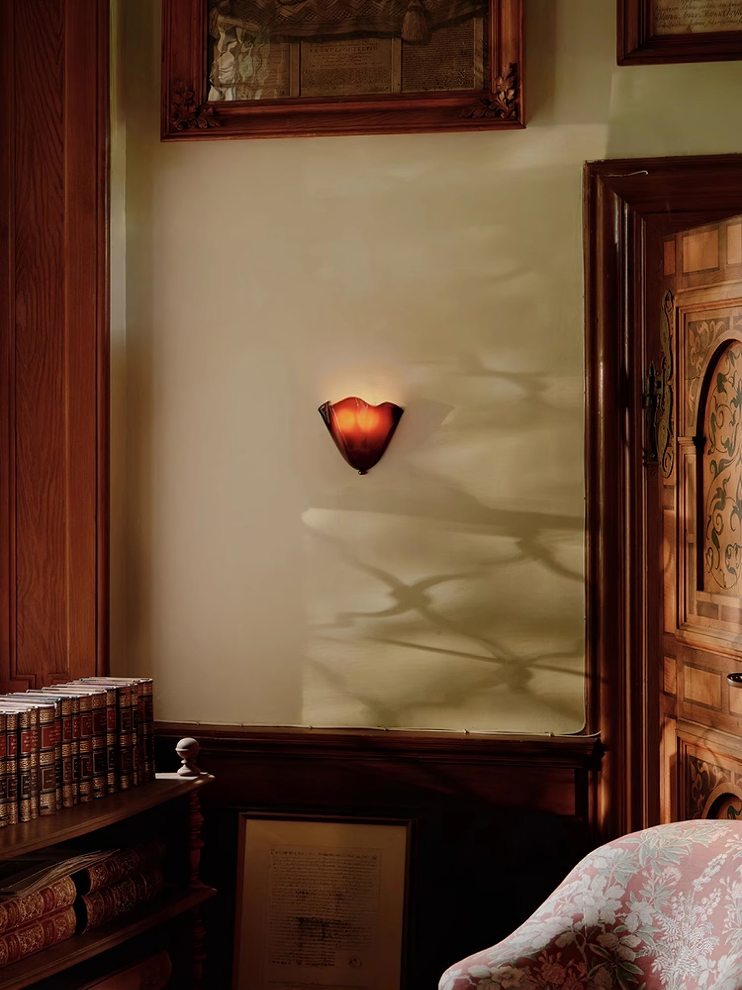 Petalia Wandlamp — Sculptural Petal-Geïnspireerde Glazen Wandverlichting met G9 Fitting en Hardwired Installatie (28 × 25 × 13 cm) | Sansoti