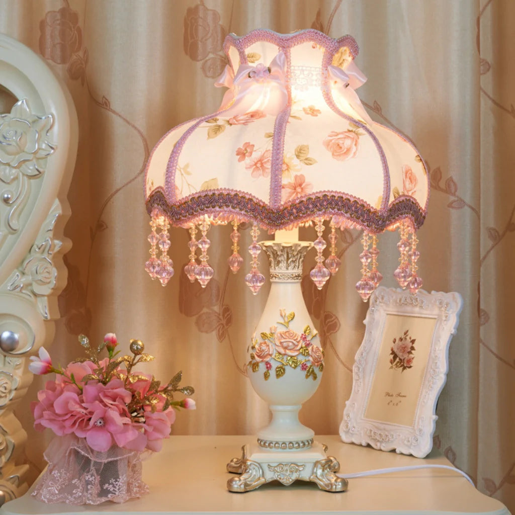 Romantische Tafellamp met Stoffen Kap en Parels – Elegante Decoratieve Nachtlamp met Kant en Rozenmotief – Klassieke Vintage Sfeerlamp voor Slaapkamer en Woonkamer | Sansoti