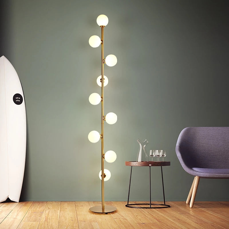 Skandinavische minimalistische Stehlampe mit Glaskugeln und warmem Licht | Restfield