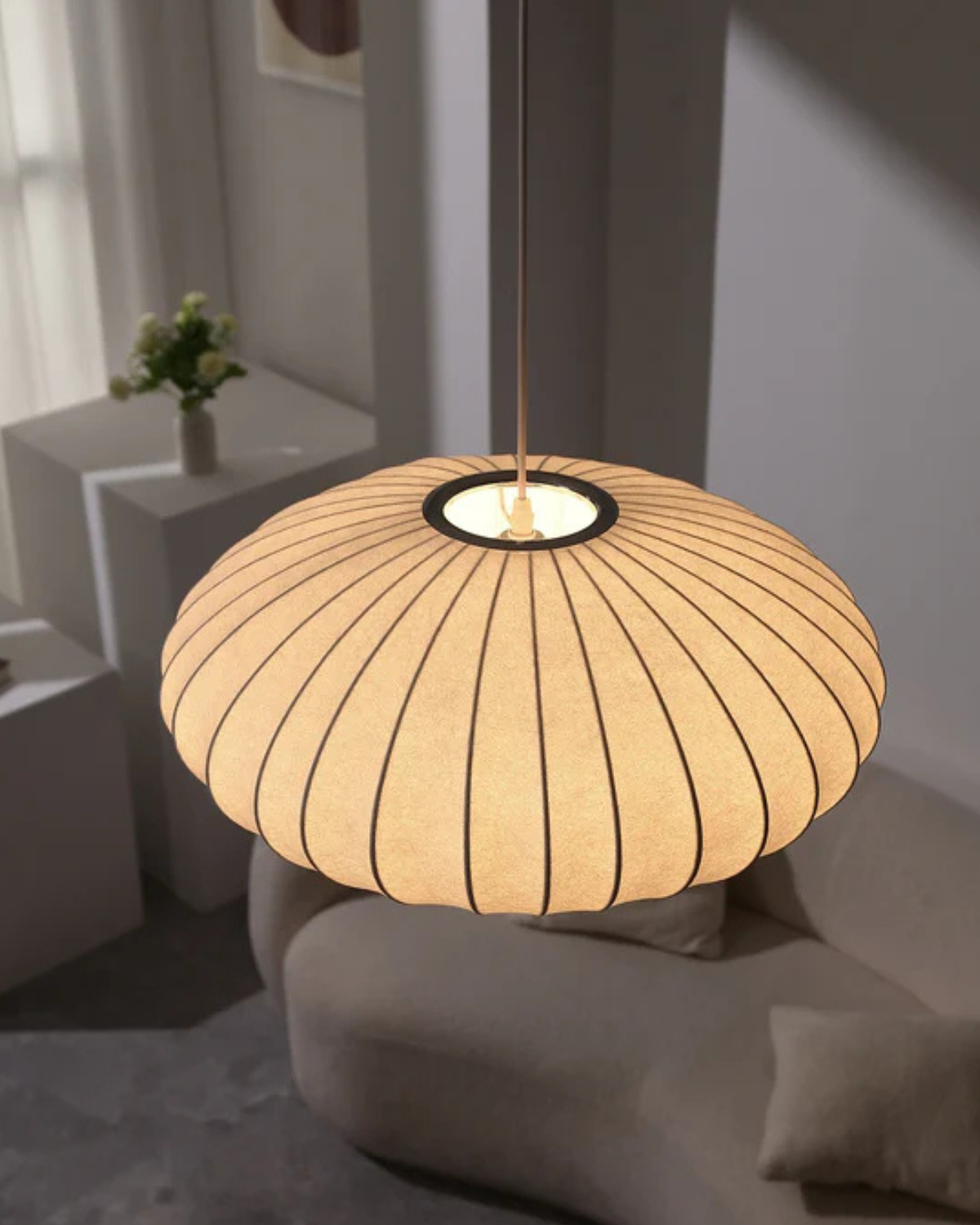 Moderne Ronde Hanglamp Met Geribbelde Kap En Warme Sfeerverlichting | Sansoti