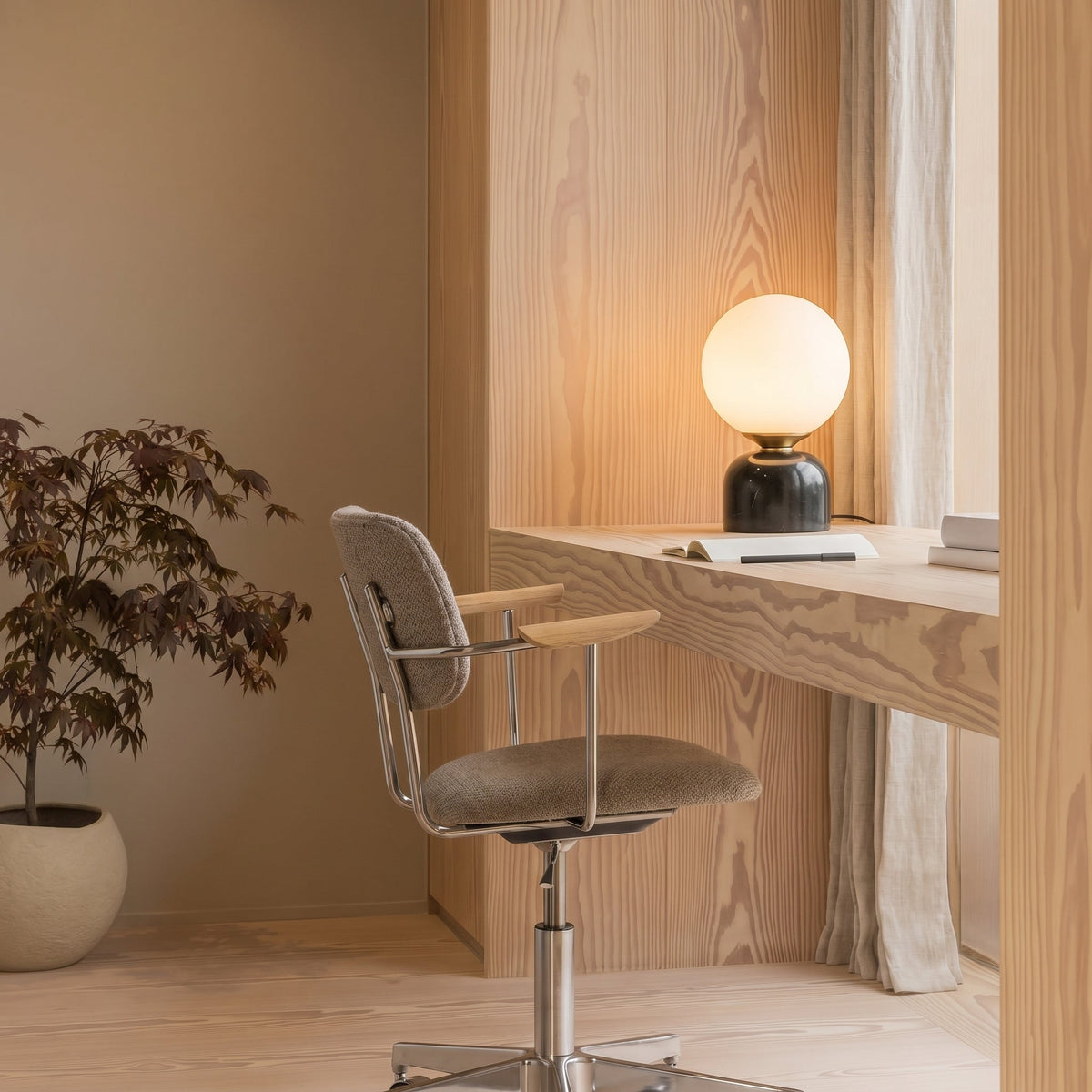 Tafellamp met Marmeren Voet en Matglazen Bol - Warm Wit LED 3000K - Scandinavisch Design voor Nachtkastje | Sansoti