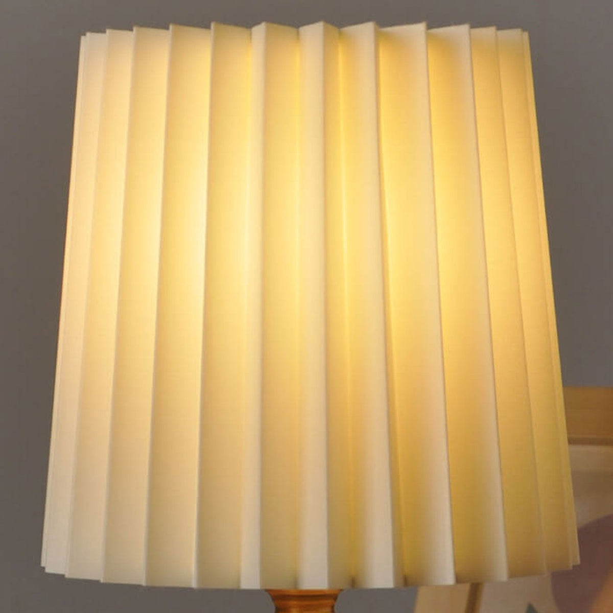 Lampe de table avec abat-jour plissé et pied en bois, style vintage, intensité réglable, lumière d’ambiance, table de chevet, lampe de lecture pour salon, design rétro | Sansoti