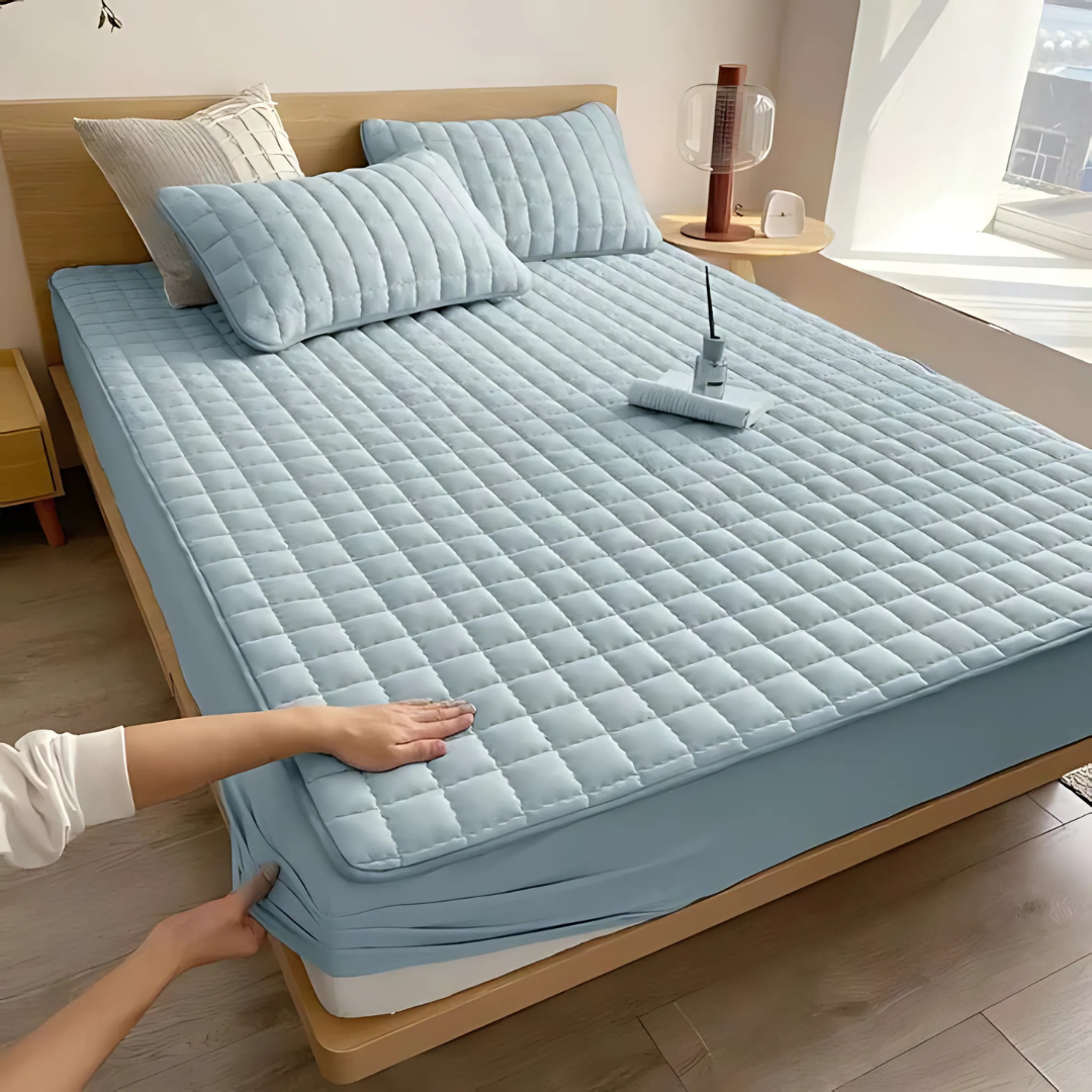 Protège-matelas déperlant avec couche supérieure matelassée pour une protection optimale et un confort accru dans la chambre | Sansoti