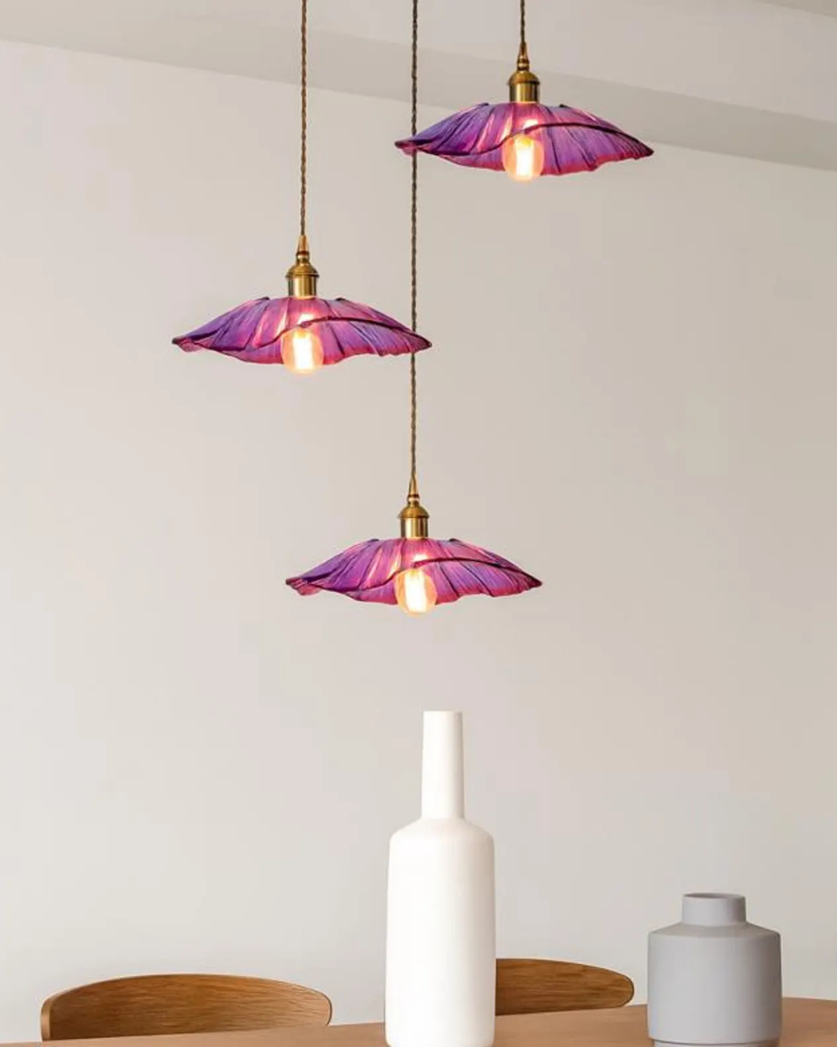 Sculpturale glazen hanglamp met messing fitting en warm licht – artistieke design plafondlamp voor eetkamer en woonkamer | Sansoti