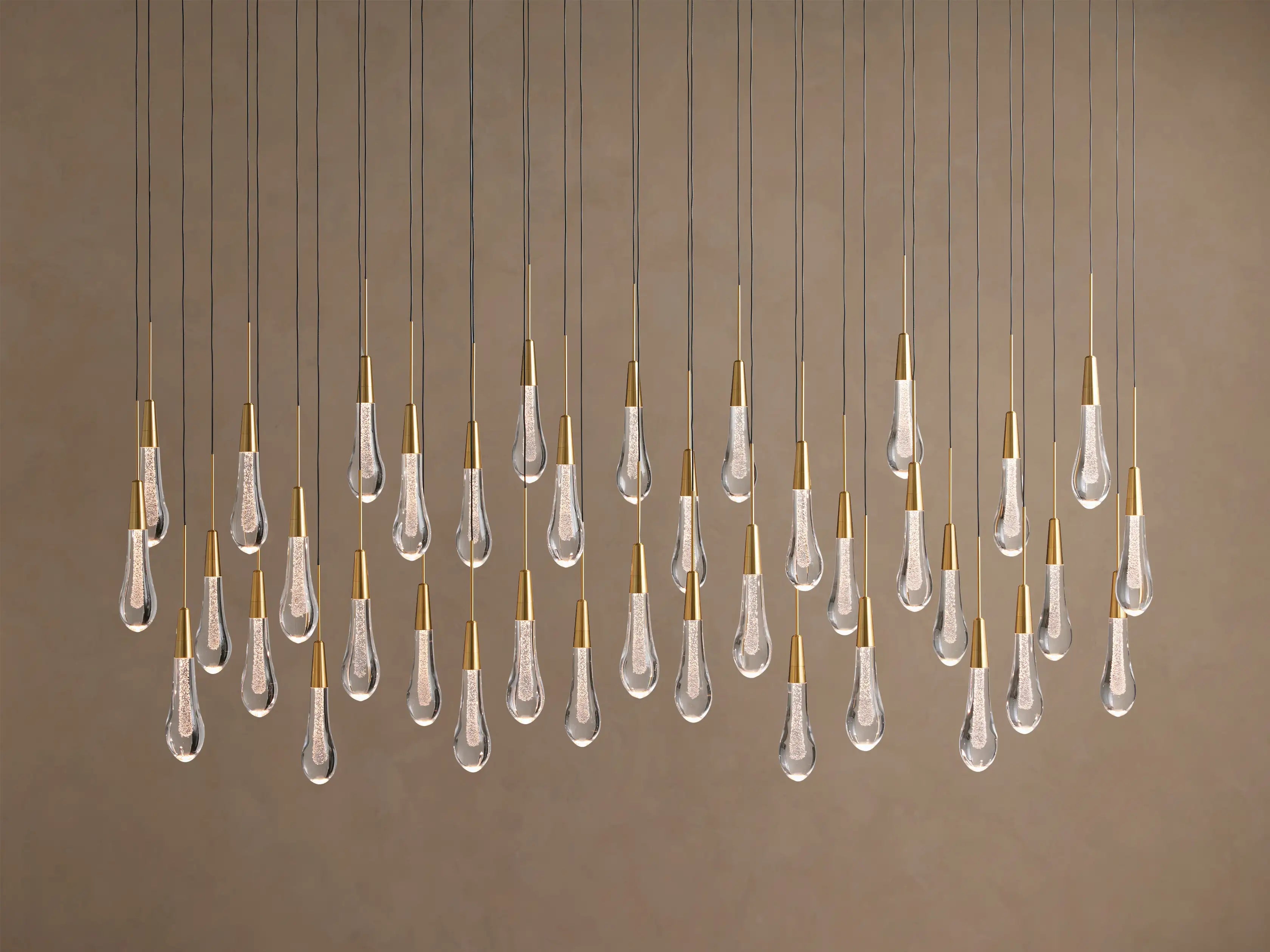 Lustre linéaire avec lampes LED réglables adapté à la salle à manger et à la cuisine en verre fabriqué à la main au design moderne | Sansoti