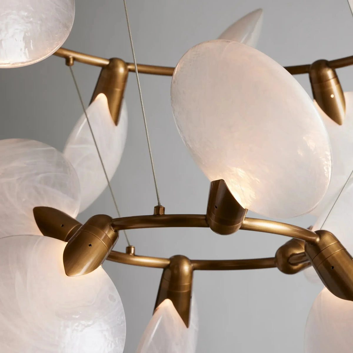 Lustre en verre soufflé à la main 2 niveaux 18 sources lumineuses LED système de suspension réglable en laiton salon salle à manger | Sansoti