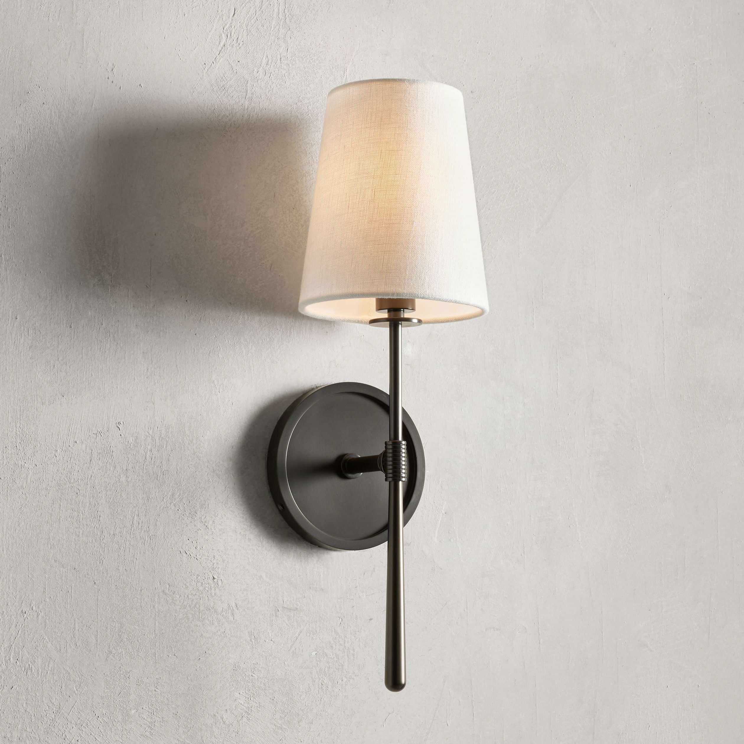 Applique murale avec abat-jour en lin et forme de torche pour salon chambre salle de bains couloir au design moderne et à l’éclairage élégant | Sansoti