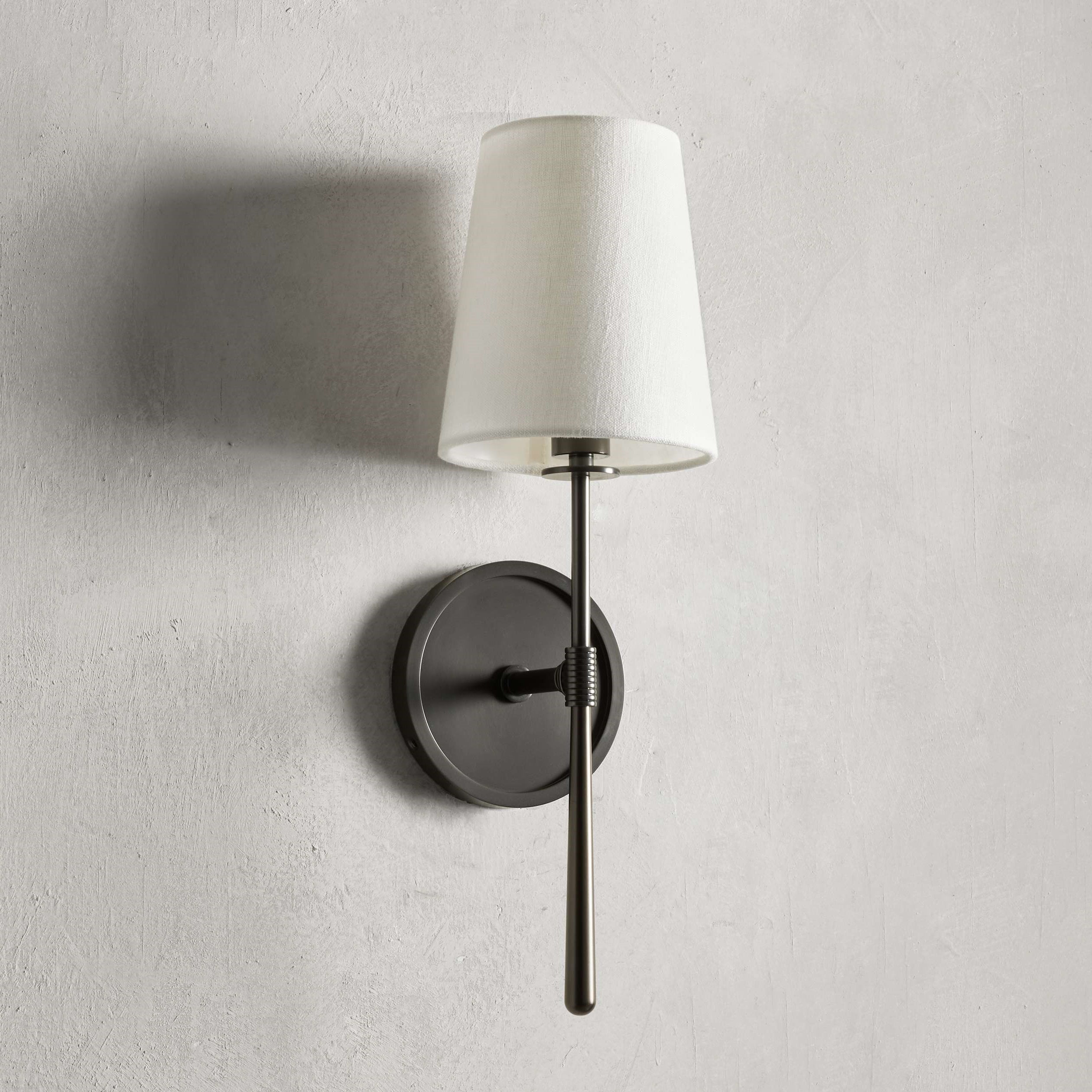 Applique murale avec abat-jour en lin et forme de torche pour salon chambre salle de bains couloir au design moderne et à l’éclairage élégant | Sansoti