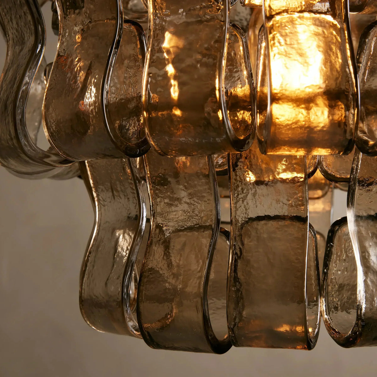 Szklana lampa wisząca z teksturowanym wzorem, mosiężna lub czarna, E26, z możliwością ściemniania, do salonu, jadalni i sypialni | Sansoti