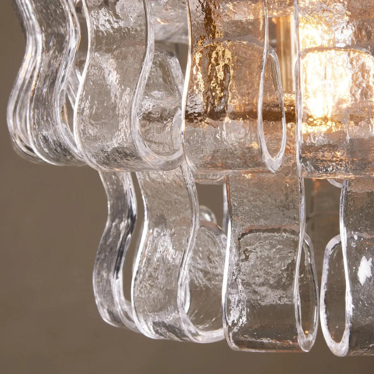 Szklana lampa wisząca z teksturowanym wzorem, mosiężna lub czarna, E26, z możliwością ściemniania, do salonu, jadalni i sypialni | Sansoti