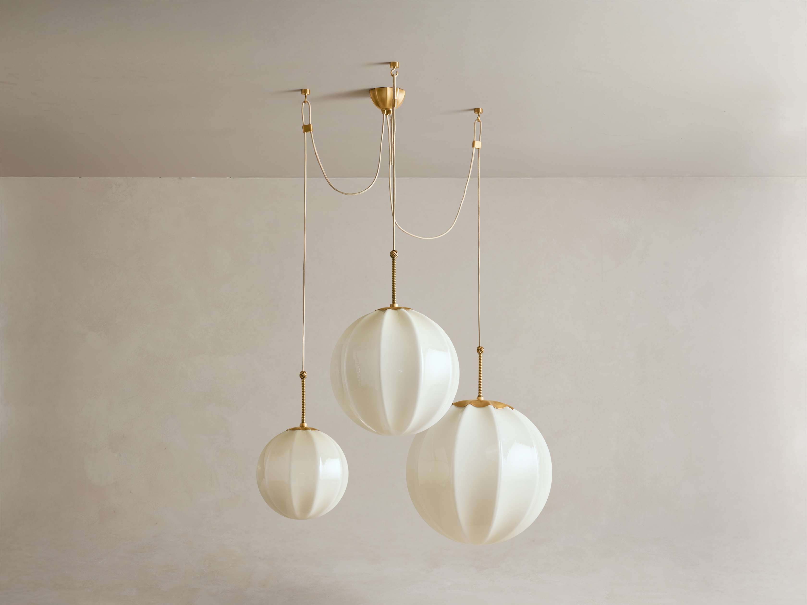 Lustre en laiton et verre crème, plusieurs boules, suspension réglable, style vintage, éclairage d’ambiance pour le salon | Sansoti