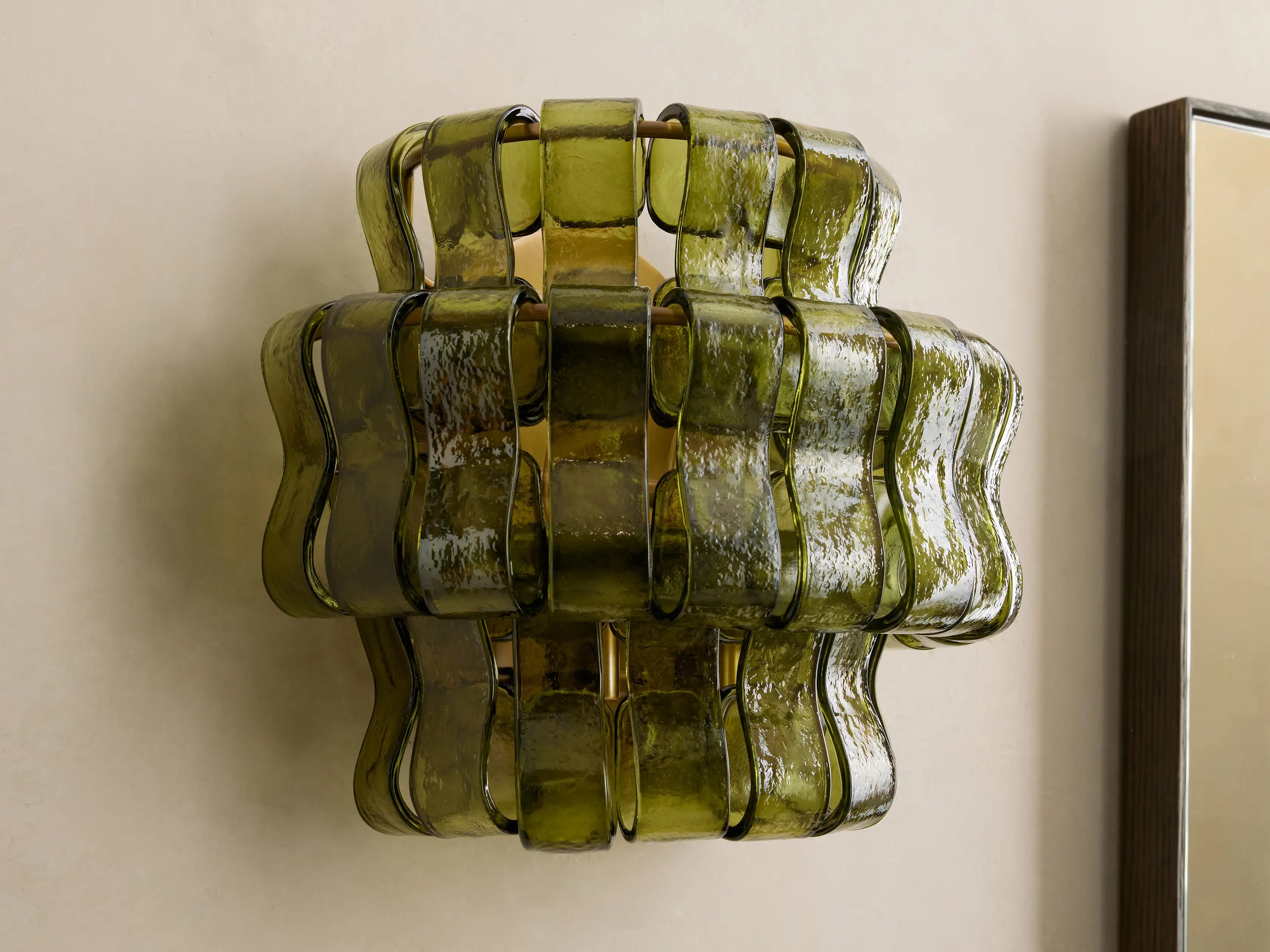 Wandleuchte mit gebogenem strukturiertem Glas und Messingoberfläche für stimmungsvolles Licht in Wohnzimmer und Schlafzimmer | Sansoti