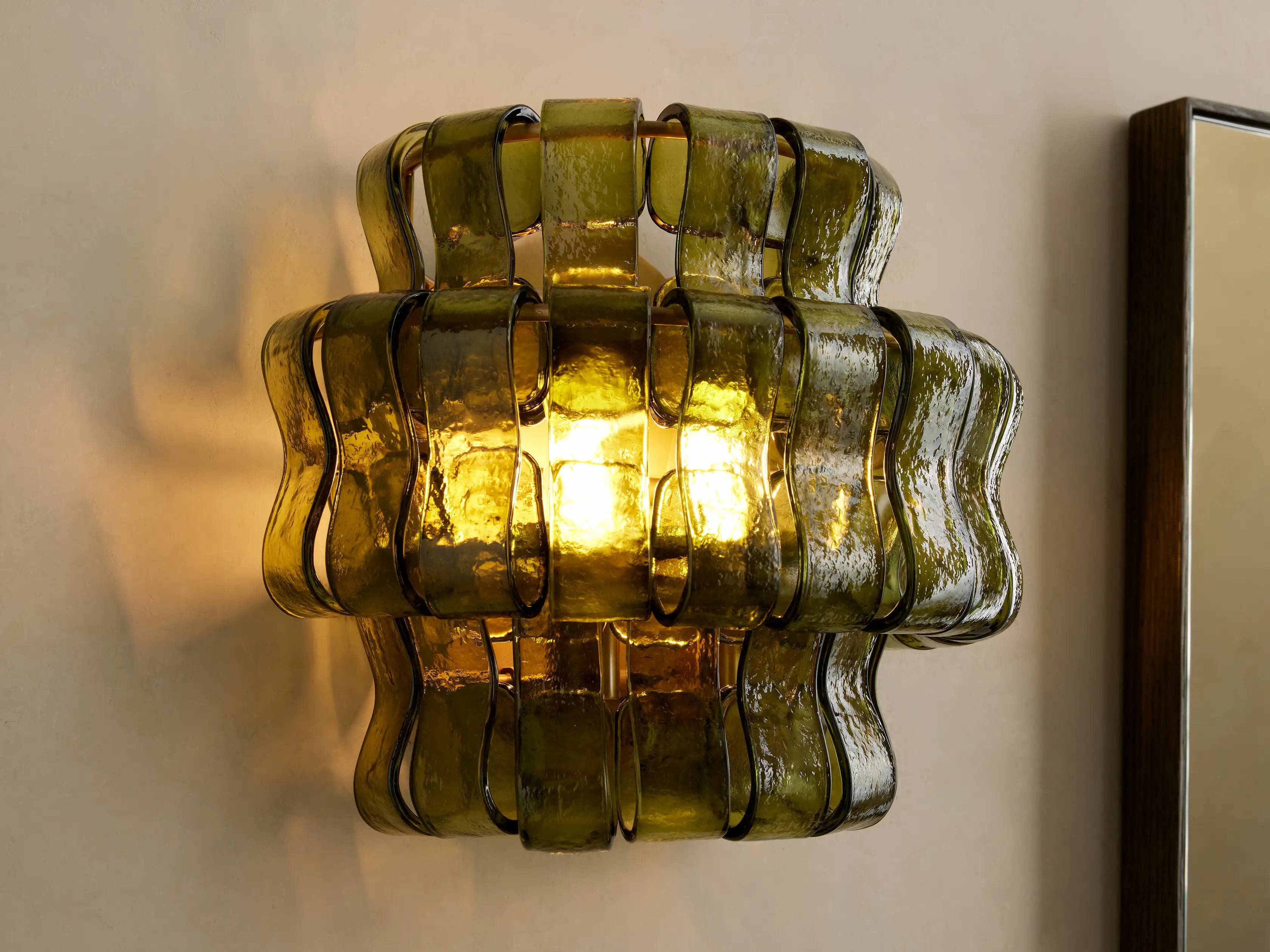 Wandleuchte mit gebogenem strukturiertem Glas und Messingoberfläche für stimmungsvolles Licht in Wohnzimmer und Schlafzimmer | Sansoti