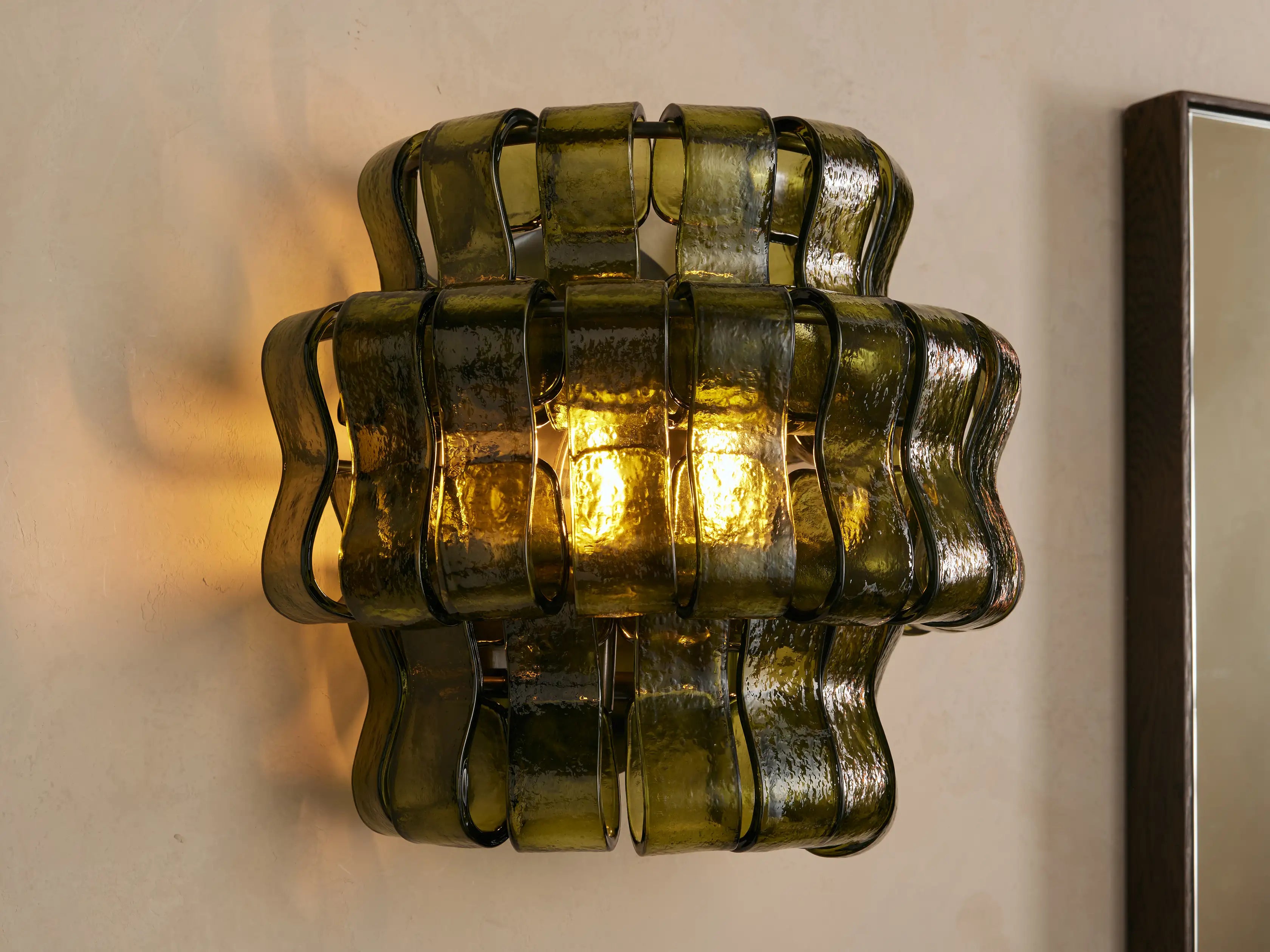 Wandleuchte mit gebogenem strukturiertem Glas und Messingoberfläche für stimmungsvolles Licht in Wohnzimmer und Schlafzimmer | Sansoti