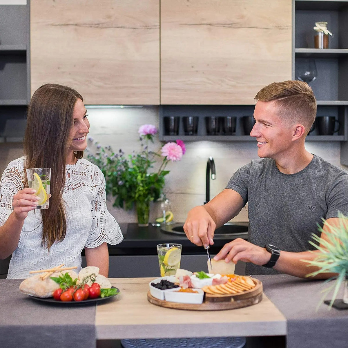 Rundes Servierbrett aus Akazienholz mit Keramikschälchen und Käsemessern für eine gastfreundliche Tafel Käse 33cm | Sansoti