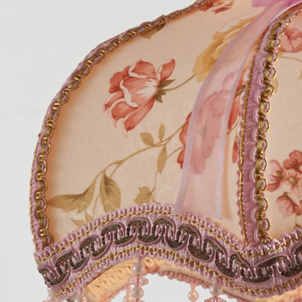 Romantische Tafellamp met Stoffen Kap en Parels – Elegante Decoratieve Nachtlamp met Kant en Rozenmotief – Klassieke Vintage Sfeerlamp voor Slaapkamer en Woonkamer | Sansoti