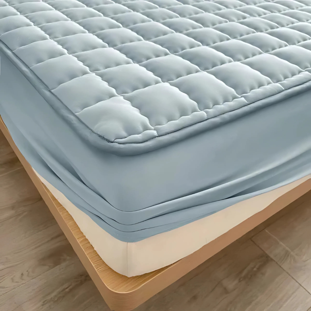 Protège-matelas déperlant avec couche supérieure matelassée pour une protection optimale et un confort accru dans la chambre | Sansoti