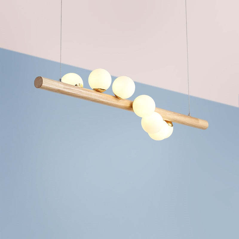 Hängeleuchte Glaskugel mit Deckenbefestigung aus Holz in warmem Walnusston - elegante Ambientebeleuchtung für das Wohnzimmer | Sansoti