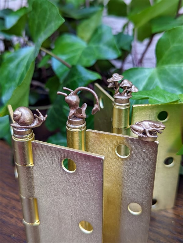 Decorative Hinge Caps with Vintage Charm – Magnetic – Easy Installation – Bronze Finish – Door Hinge Decoration | Sansoti