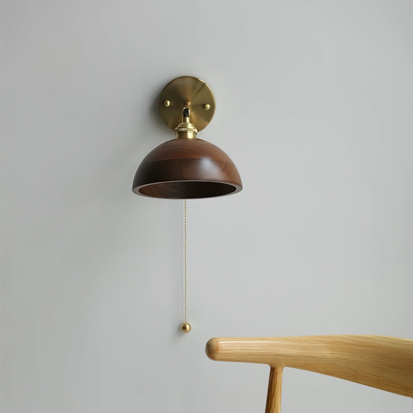Vintage Wandlamp met Walnoothouten Kap en Messing Armatuur – Dubbele Schakelaar Design | Sansoti