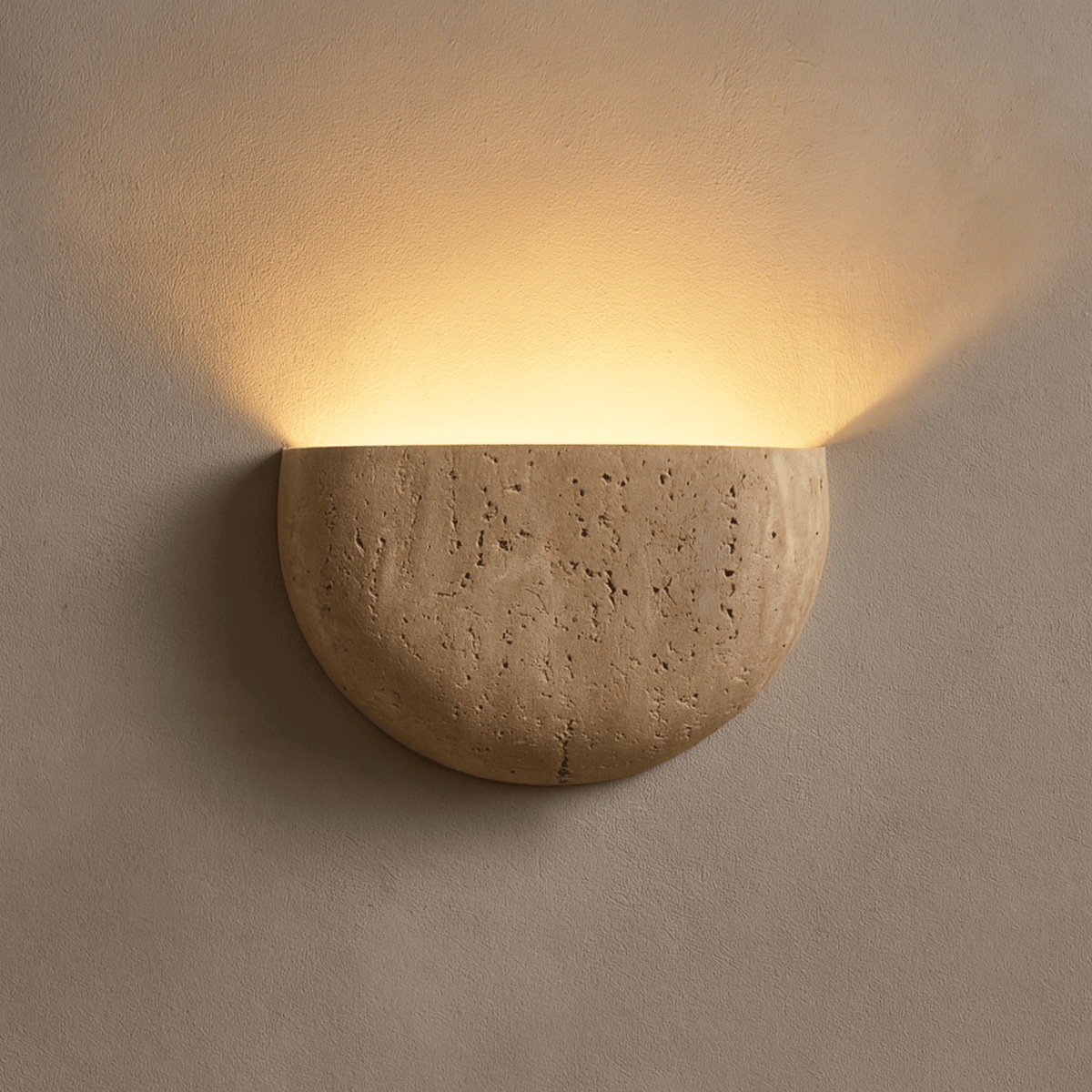 Travertin-Wandleuchte aus Naturstein Beige Warmweißes Licht für Schlafzimmer, Flur und Wohnzimmer Modernes stimmungsvolles Interieur | Sansoti
