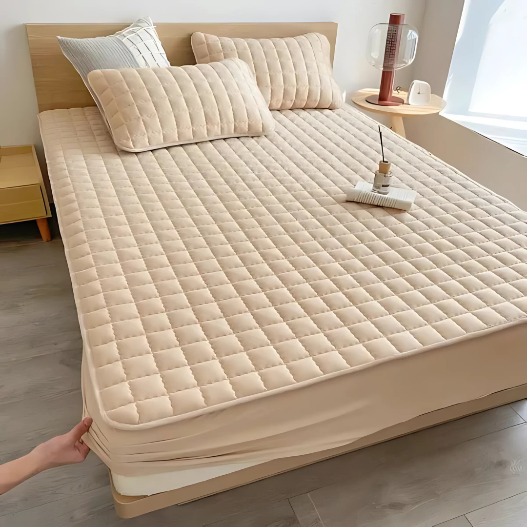 Protège-matelas déperlant avec couche supérieure matelassée pour une protection optimale et un confort accru dans la chambre | Sansoti