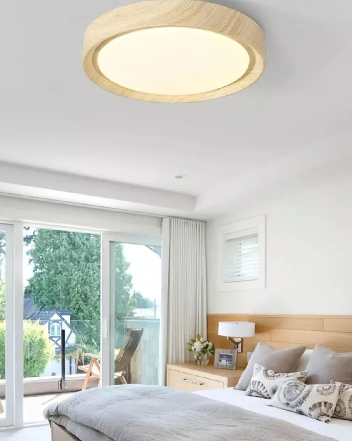 Ronde houten plafondlamp met warm diffuus licht voor serene woonruimtes | Sansoti