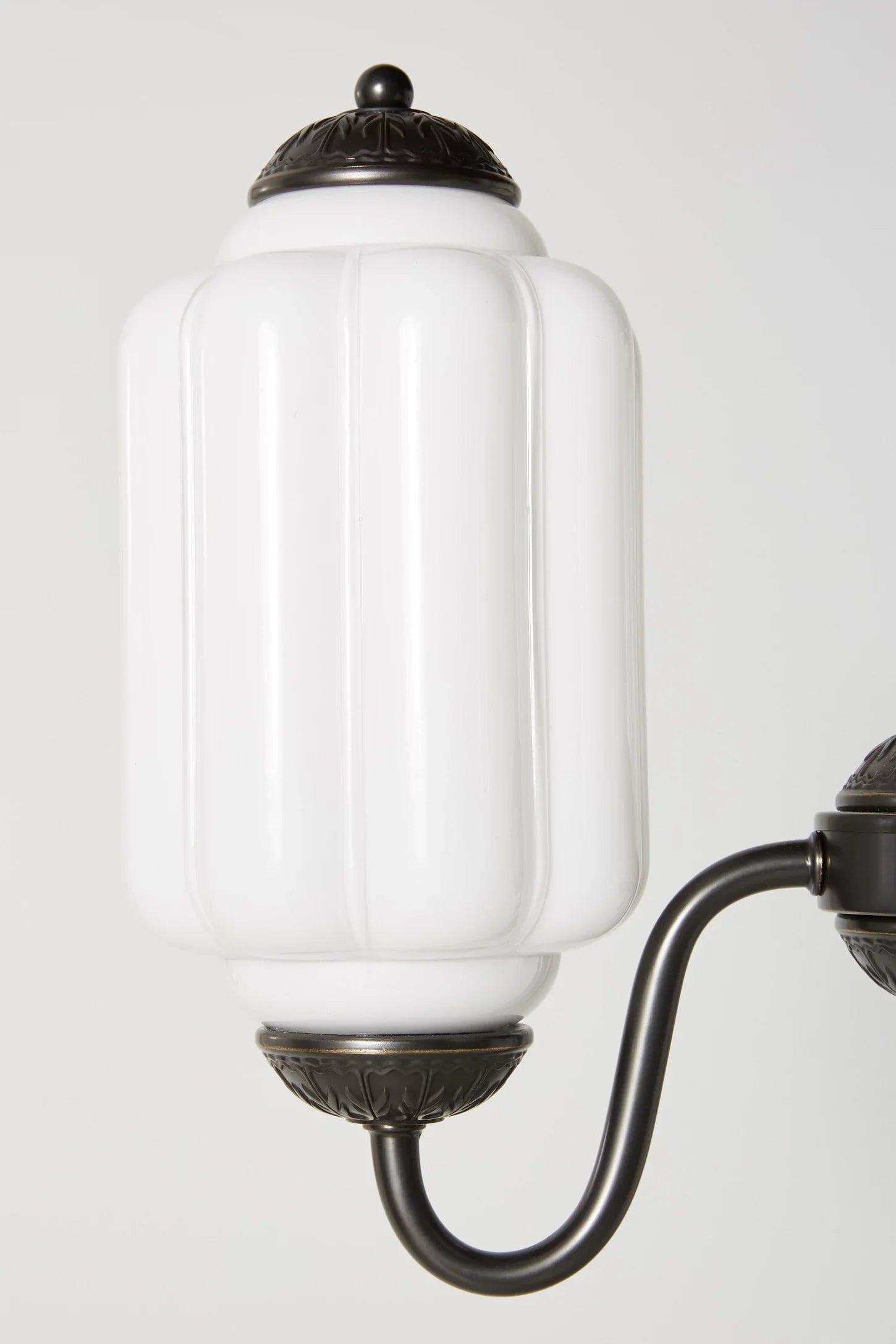 Melkglazen Kroonluchter Vintage Afwerking Tijdloze Elegantie Klassieke Verlichting voor Eetkamer Woonkamer | Sansoti