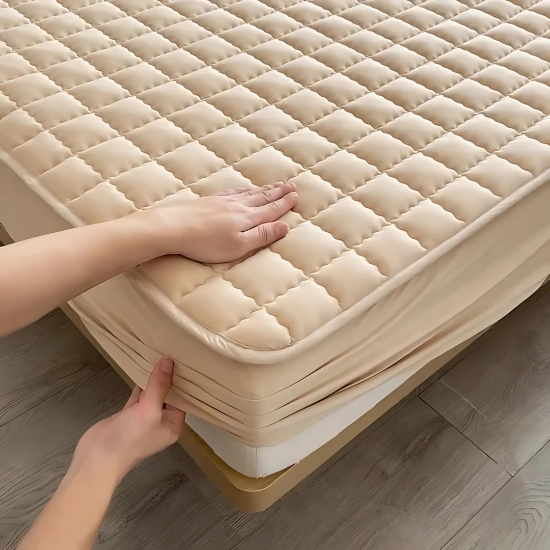 Protège-matelas déperlant avec couche supérieure matelassée pour une protection optimale et un confort accru dans la chambre | Sansoti