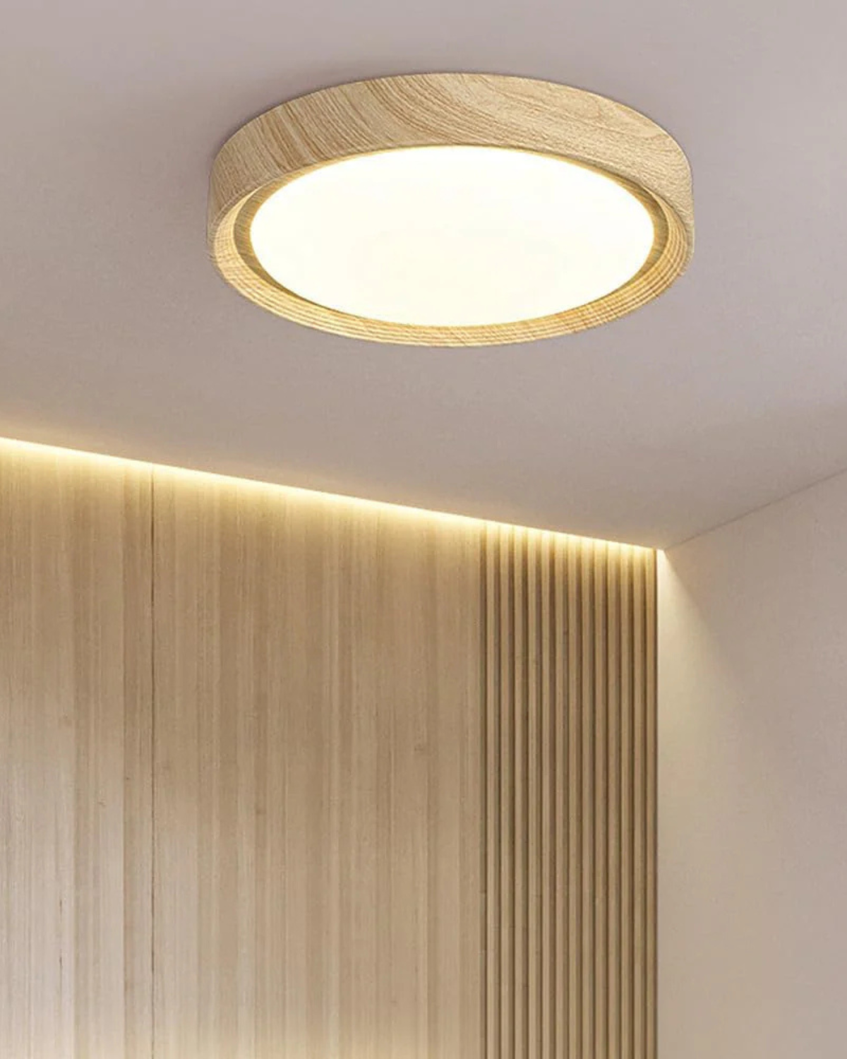Ronde houten plafondlamp met warm diffuus licht voor serene woonruimtes | Sansoti