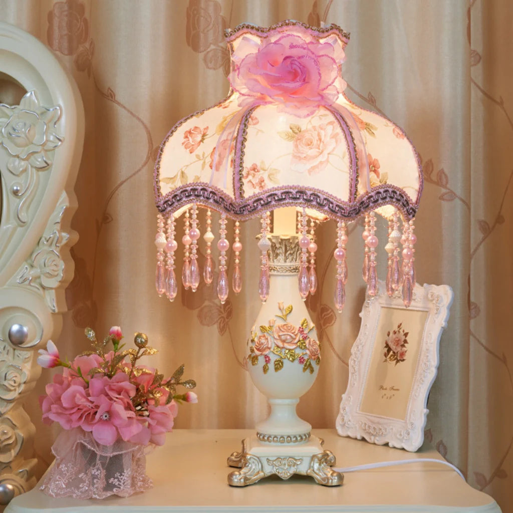 Romantische Tafellamp met Stoffen Kap en Parels – Elegante Decoratieve Nachtlamp met Kant en Rozenmotief – Klassieke Vintage Sfeerlamp voor Slaapkamer en Woonkamer | Sansoti