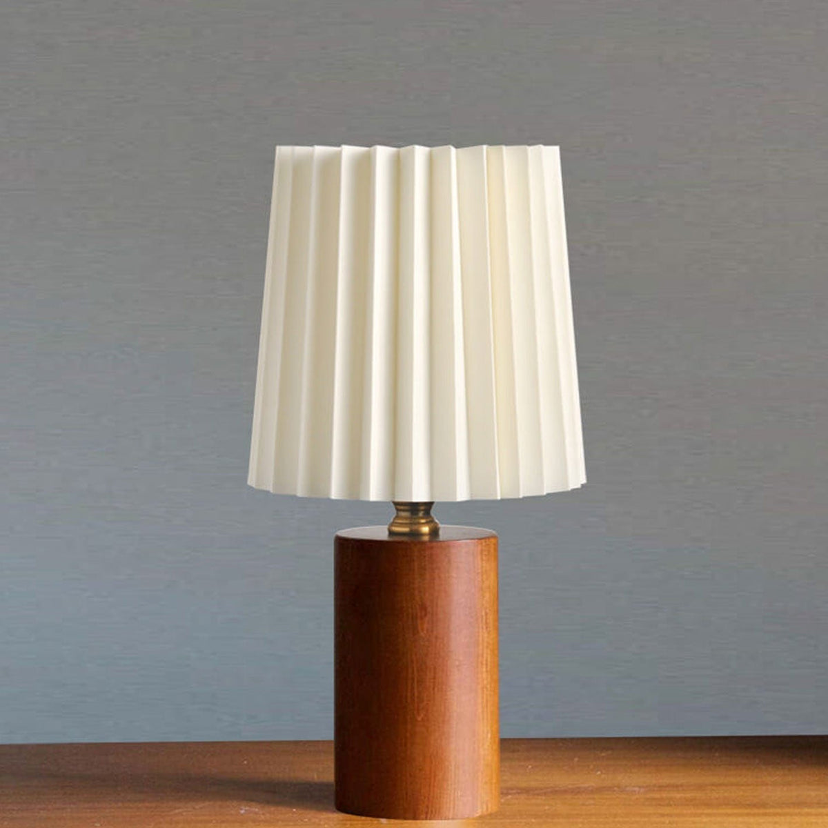 Lampe de table avec abat-jour plissé et pied en bois, style vintage, intensité réglable, lumière d’ambiance, table de chevet, lampe de lecture pour salon, design rétro | Sansoti