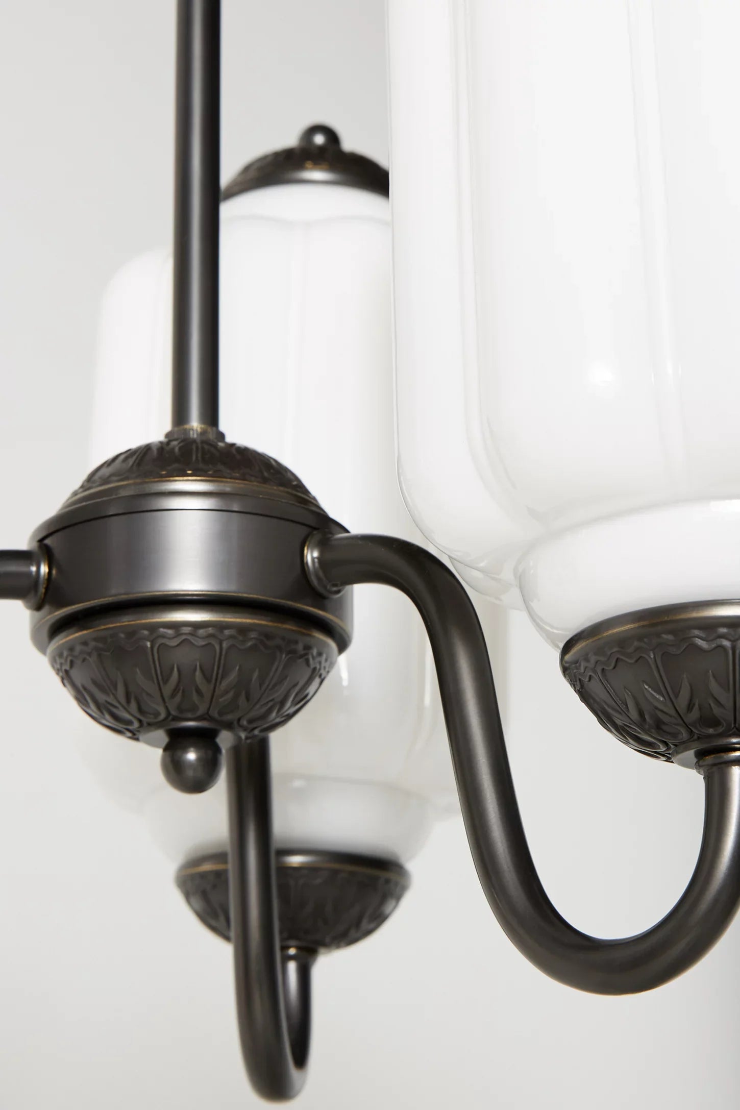 Melkglazen Kroonluchter Vintage Afwerking Tijdloze Elegantie Klassieke Verlichting voor Eetkamer Woonkamer | Sansoti